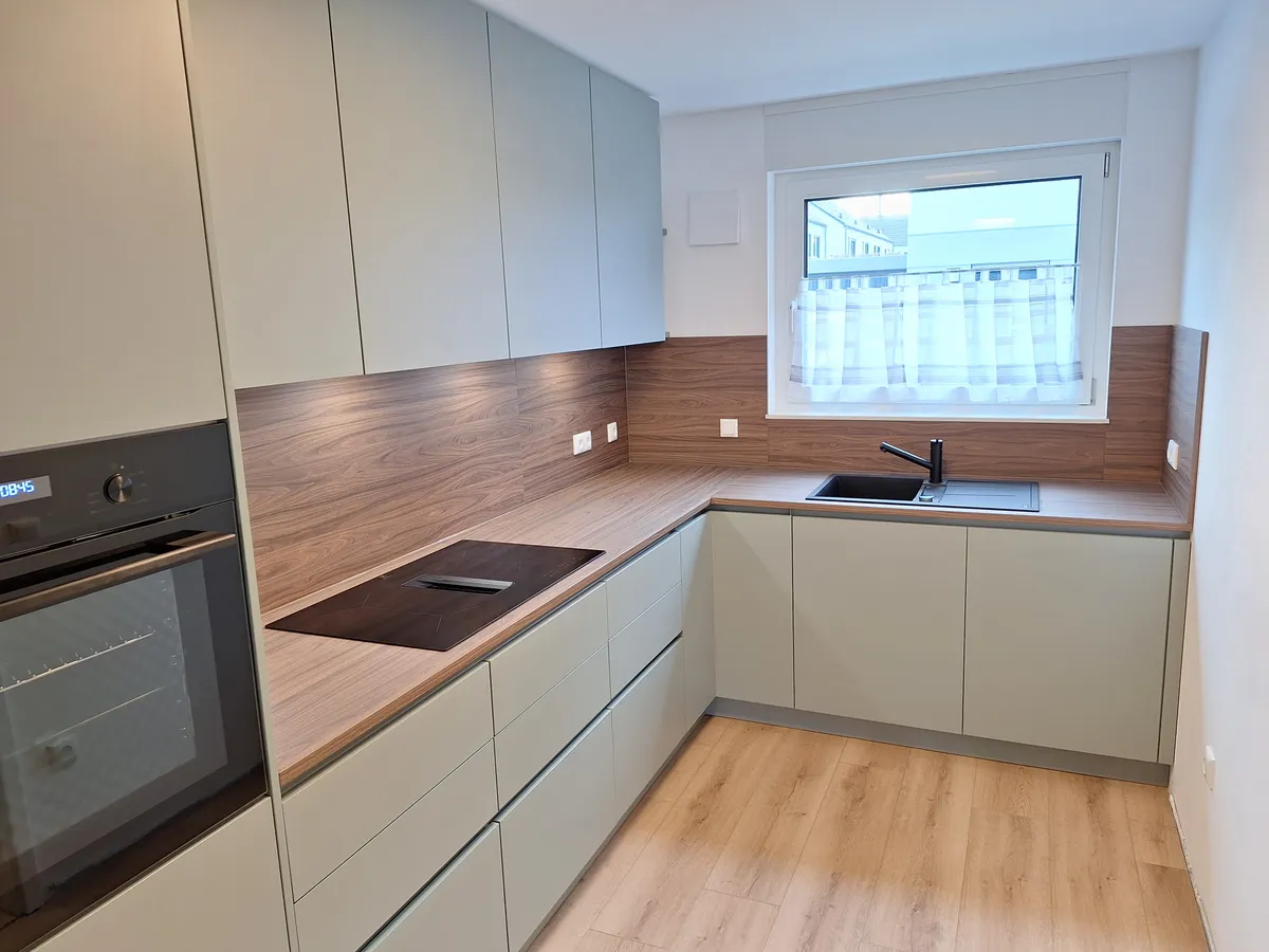 Elegant verkleideter Versorgungsschacht in modernem Design