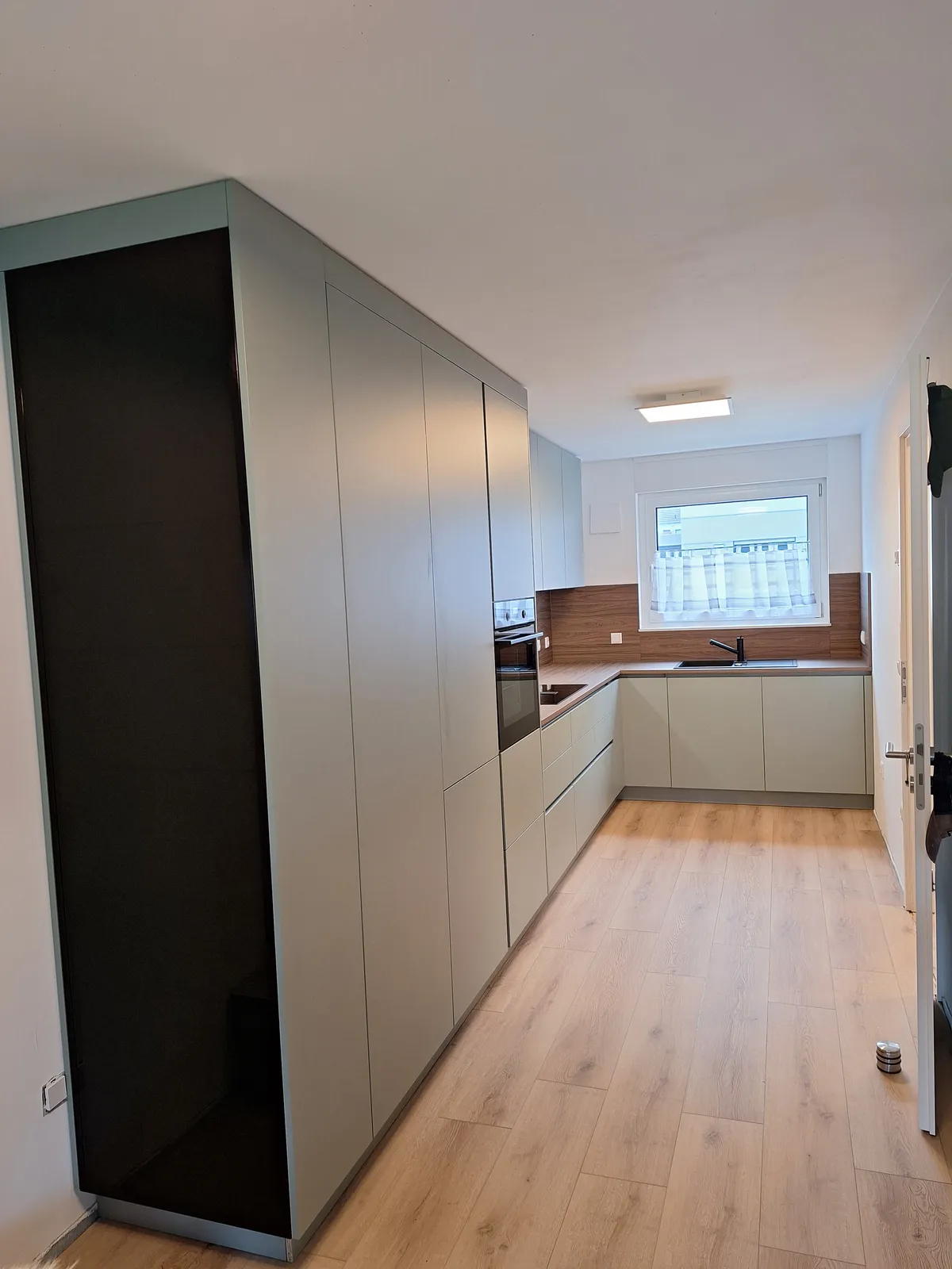 Elegant verkleideter Versorgungsschacht in modernem Design – Bild 2