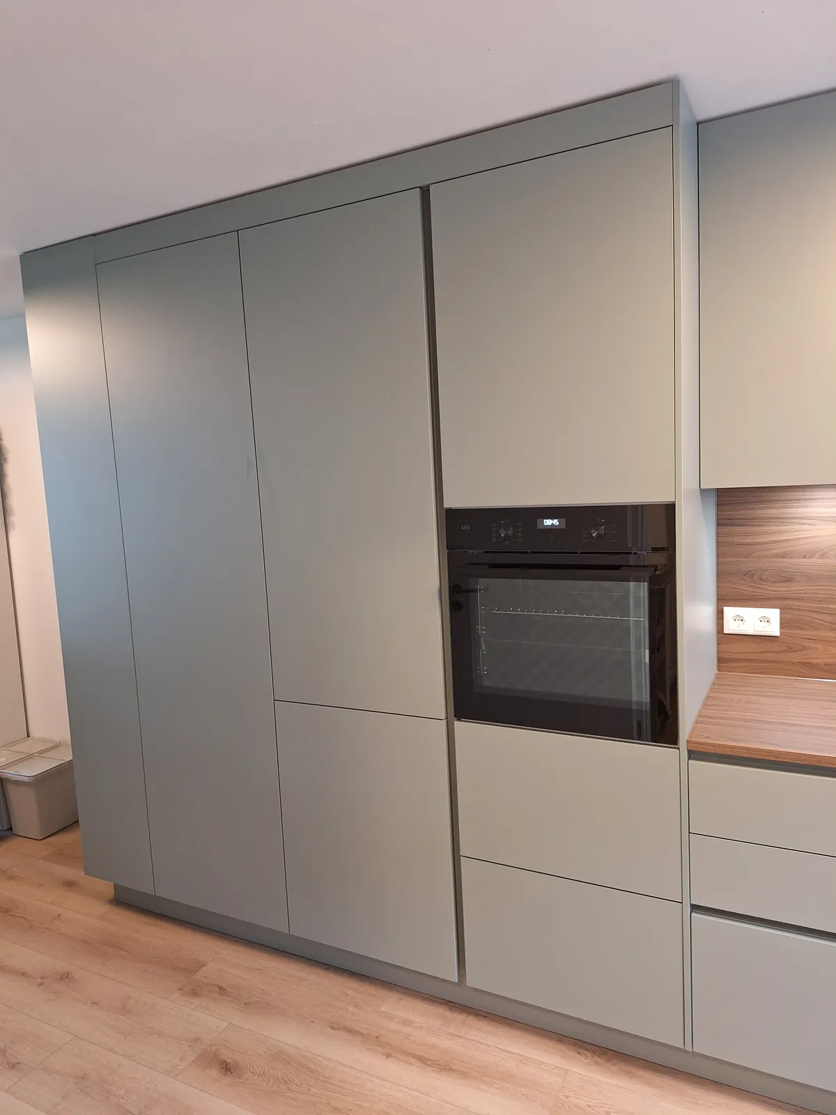 Elegant verkleideter Versorgungsschacht in modernem Design – Bild 3
