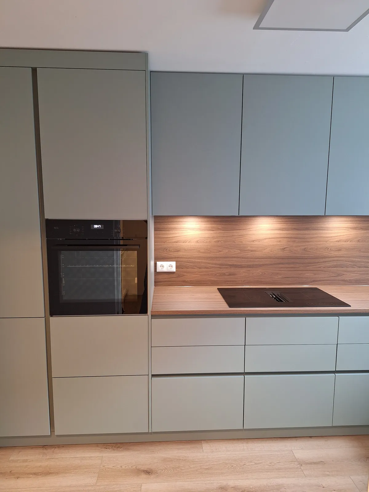 Elegant verkleideter Versorgungsschacht in modernem Design – Bild 4